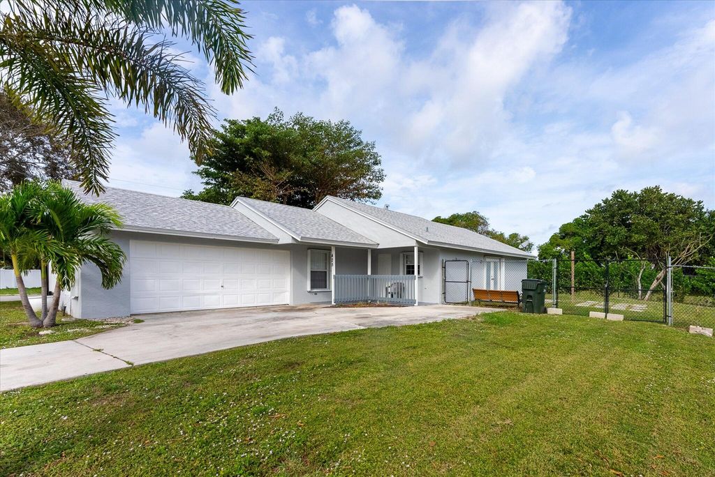 Photo of 425 SW 3rd Street, Delray Beach, FL 33444 (MLS # R10940764)