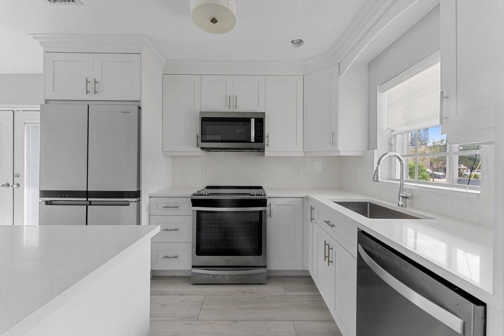 Photo of 425 SW 3rd Street, Delray Beach, FL 33444 (MLS # R10940764)