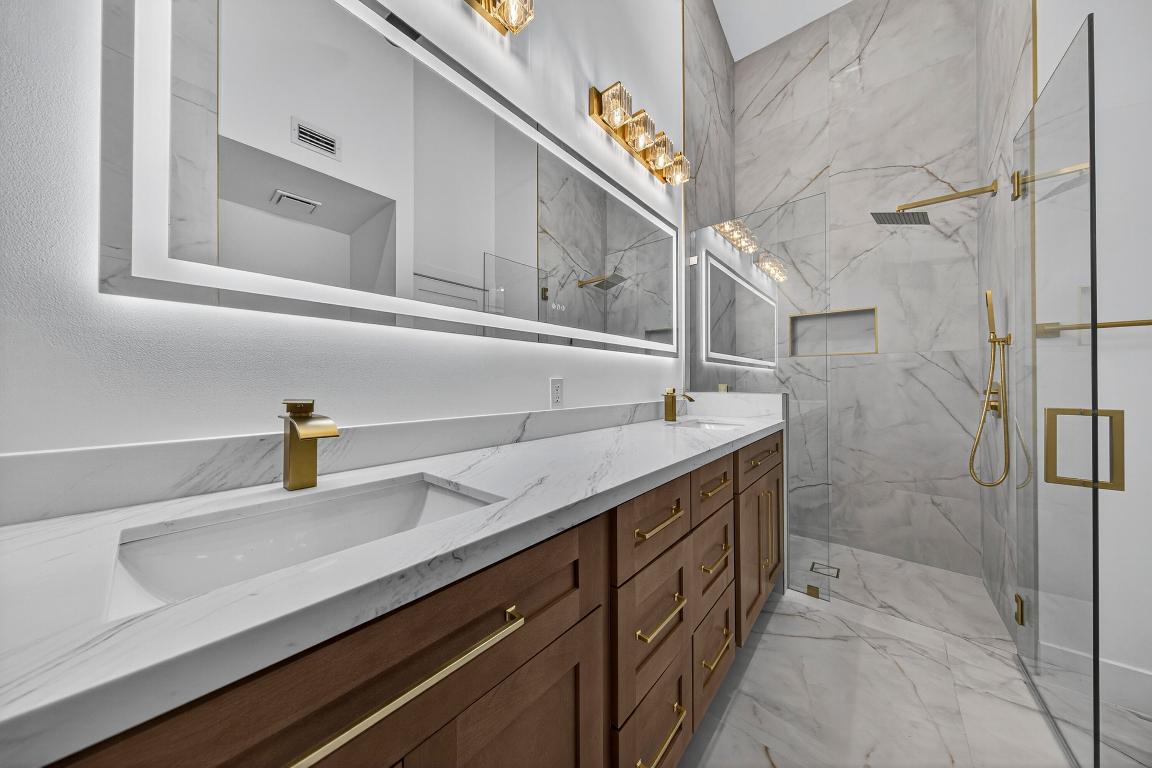 LEXINGTON CLUB 3 - Residential