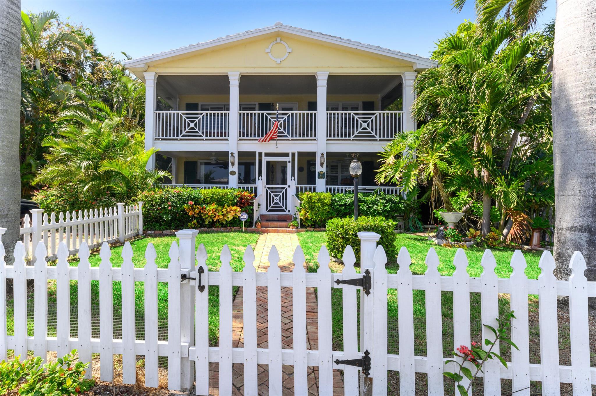Intracoastal view, close to Atlantic Ave and easy walk to beach. Fully furnished and updated. Tropical garden with pool. Private entrance.Dockage available at additional charge.Will consider both annual and seasonal rental.