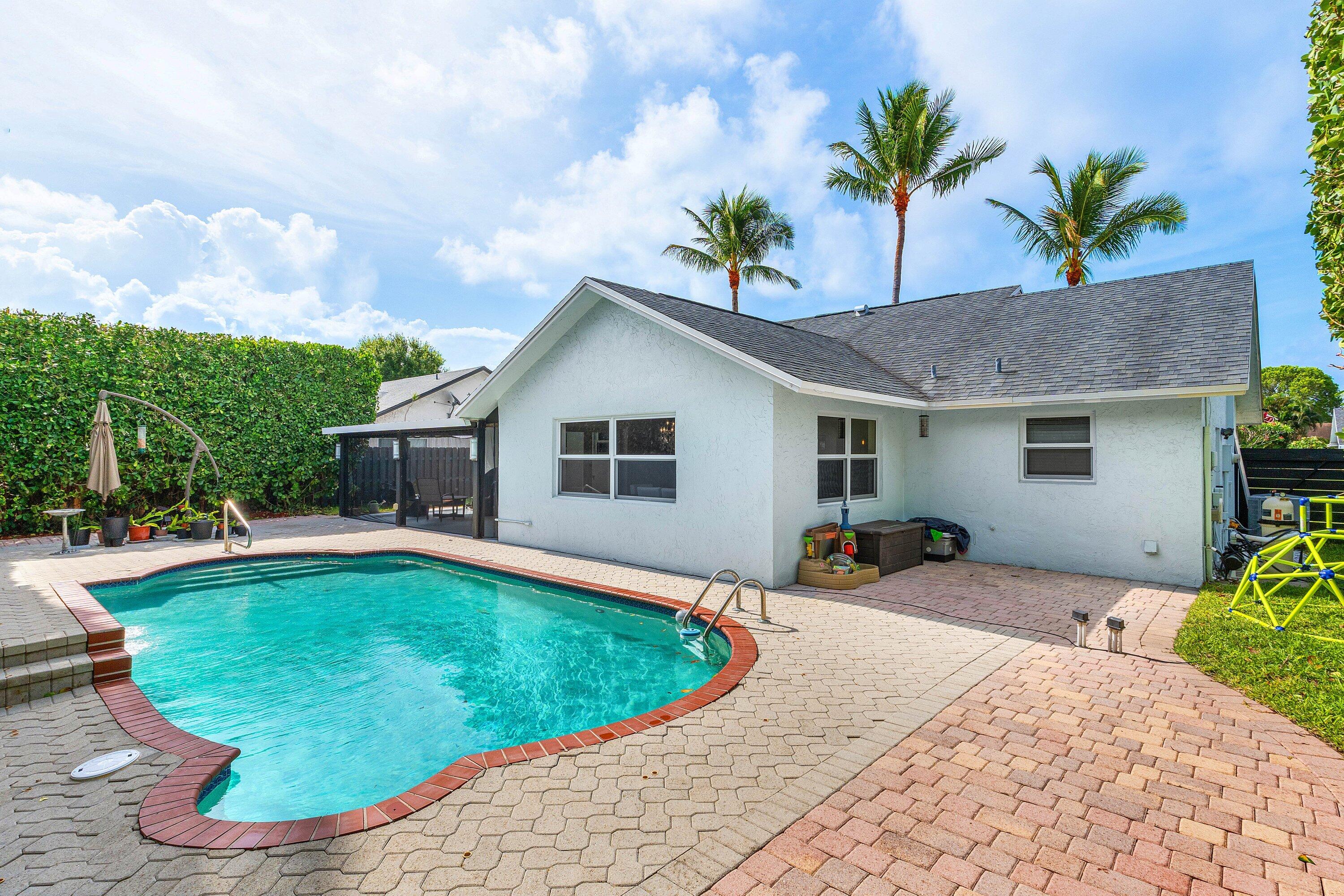 TROPIC PALMS - Residential
