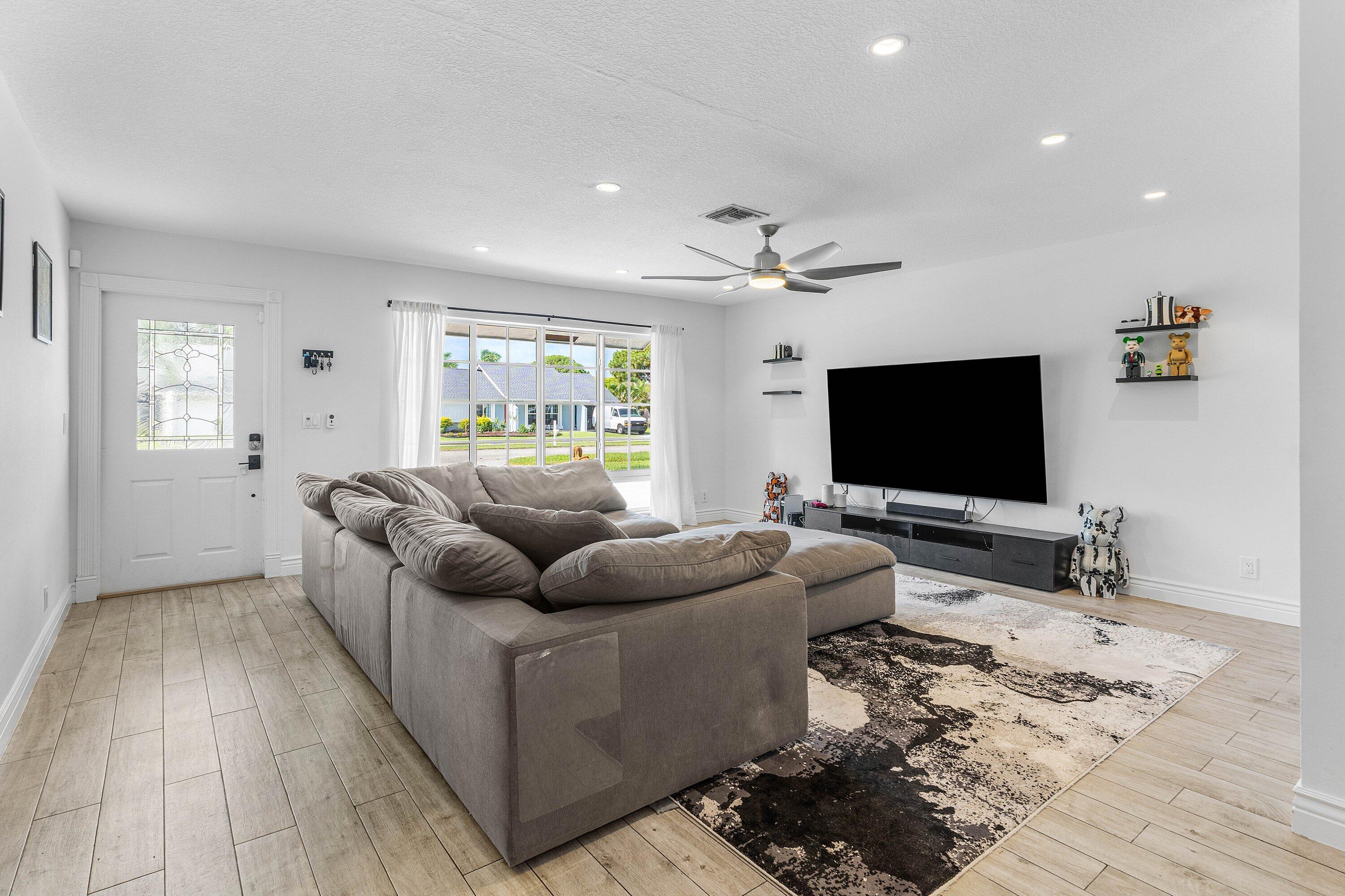 TROPIC PALMS - Residential