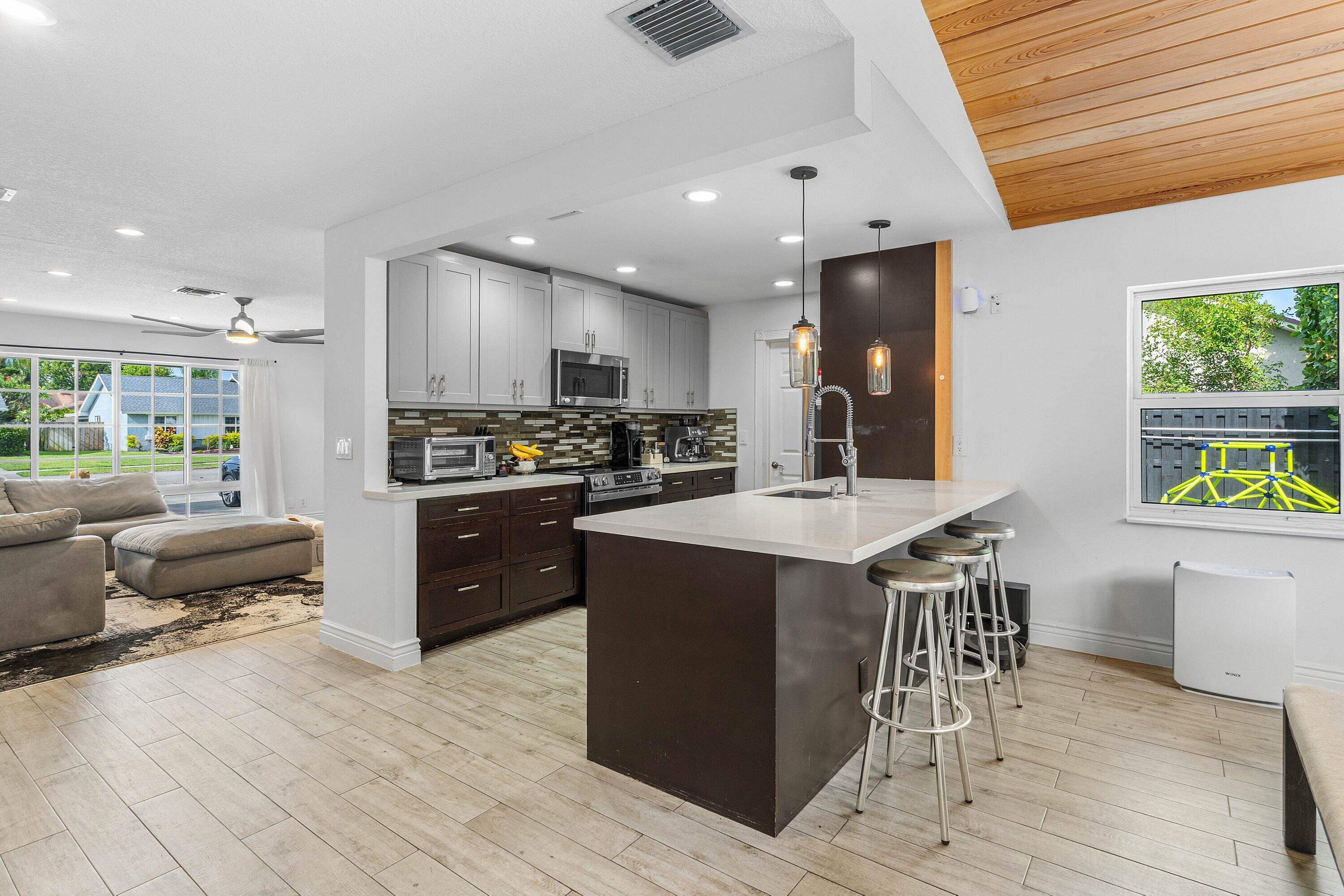 TROPIC PALMS - Residential