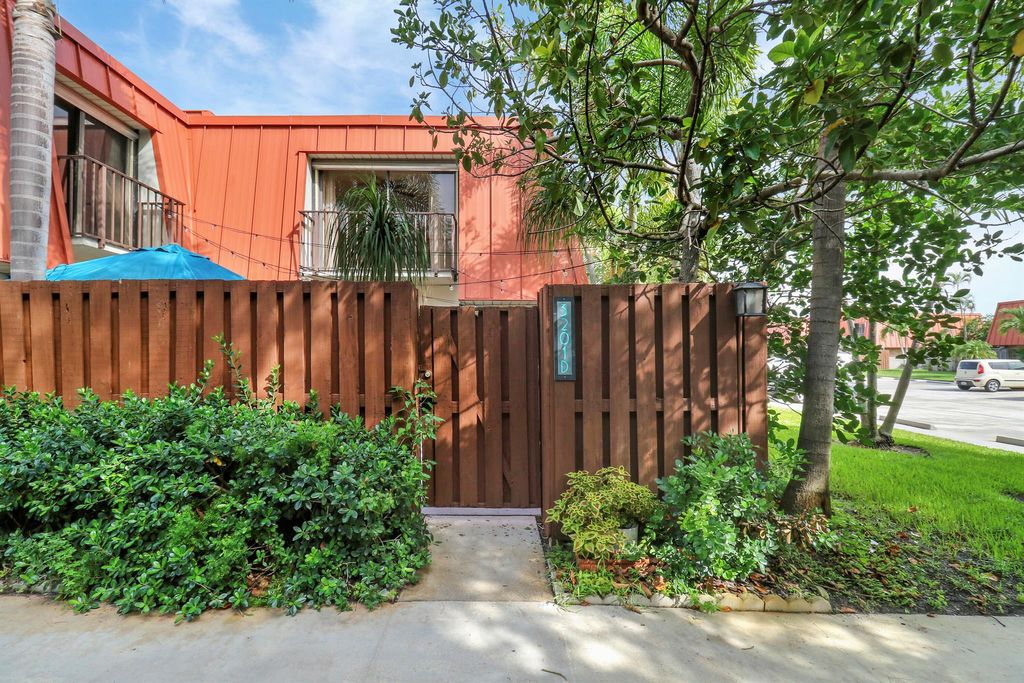 Photo of 3201 Meridian Way S #Unit D, Palm Beach Gardens, FL 33410 (MLS # R10998910)