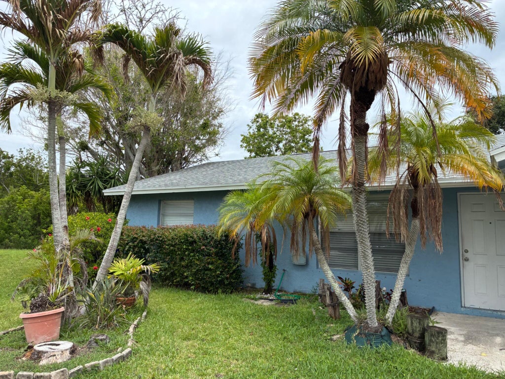 Photo of 9627 SE Crest Court, Hobe Sound, FL 33455 (MLS # B26035737)