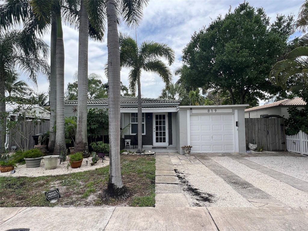 Photo of 819 SW 9th Terrace, Fort Lauderdale, FL 33315 (MLS # B26034948)