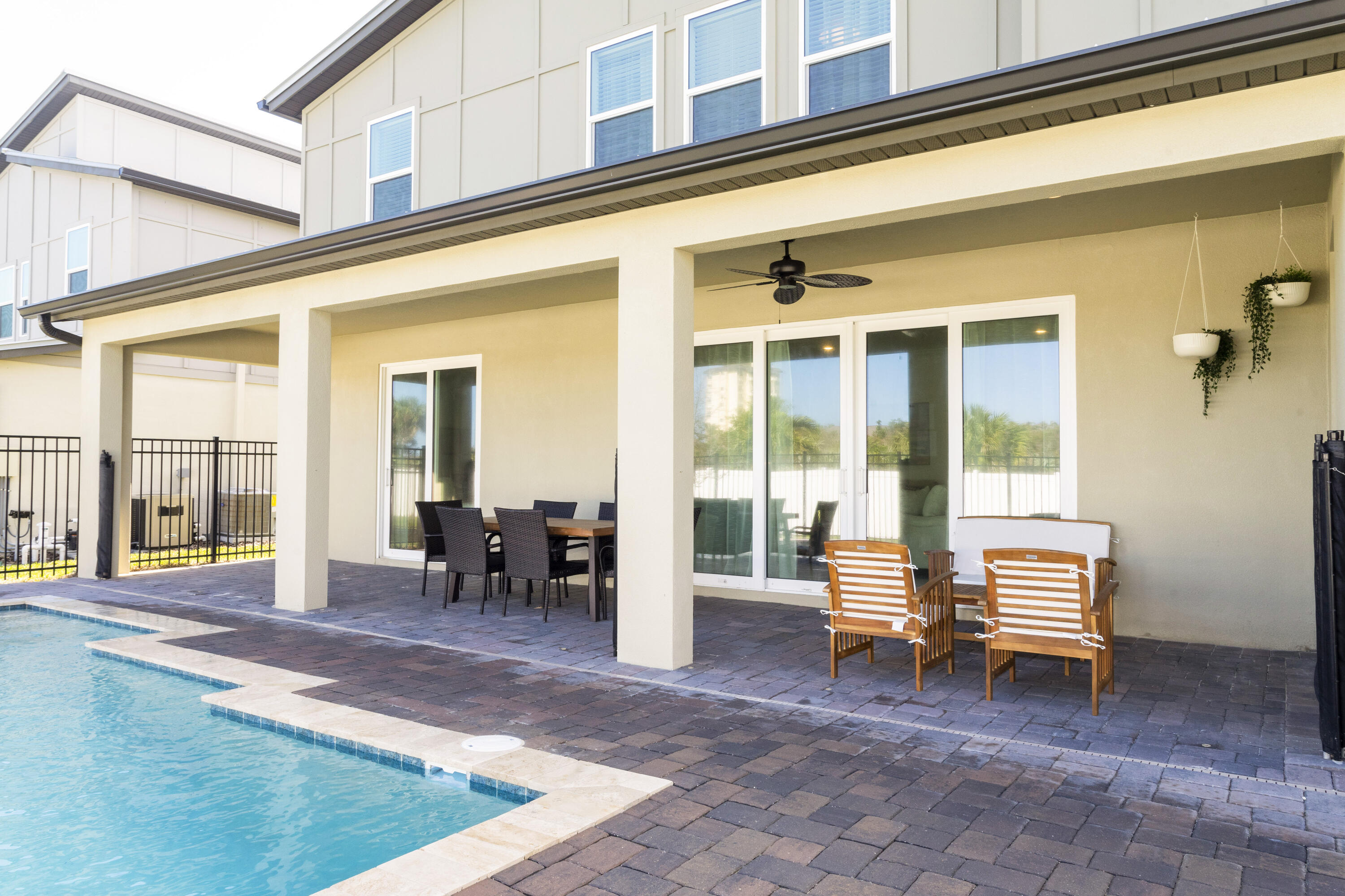 HARBOR ISLAND BEACH CLUB - Residential