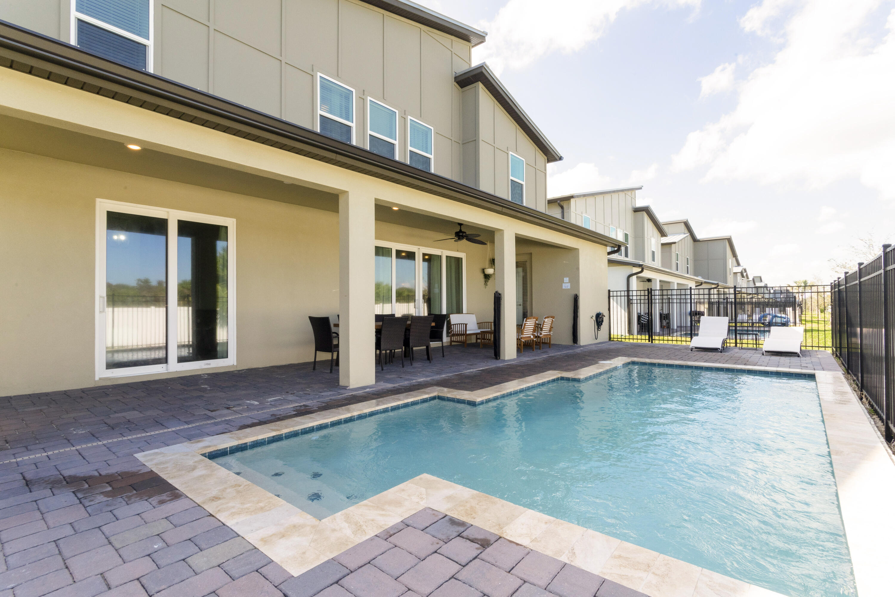 HARBOR ISLAND BEACH CLUB - Residential