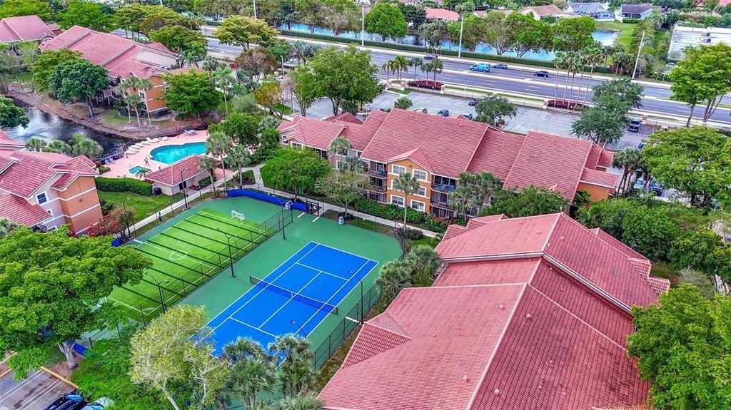 Very large Apt in Edgewater 2/2 Gated community with many ammenities .pool gym tennis . .All tiled with stainless steel appliances large balcony on the third floor. Washer and dryer and water is include in the rent. Hoa requires credit score of 600 or more. approval takes about two weeks .Small pet Ok .