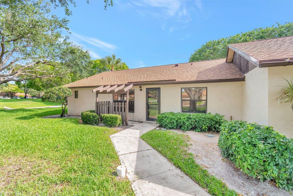 Photo of 49 Via De Casas Norte, Boynton Beach, FL 33426 (MLS # R11092041)