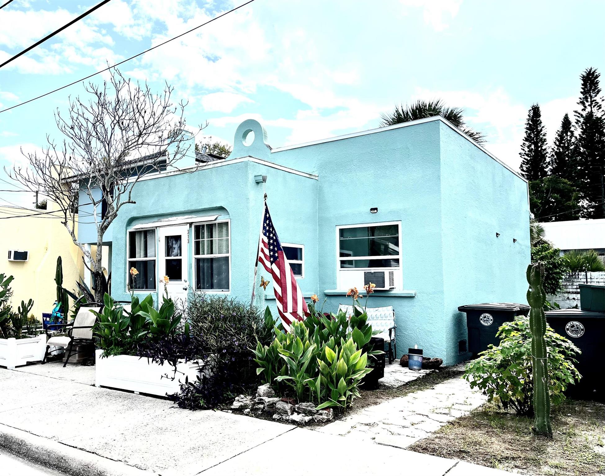 313 N Oleander Avenue 1