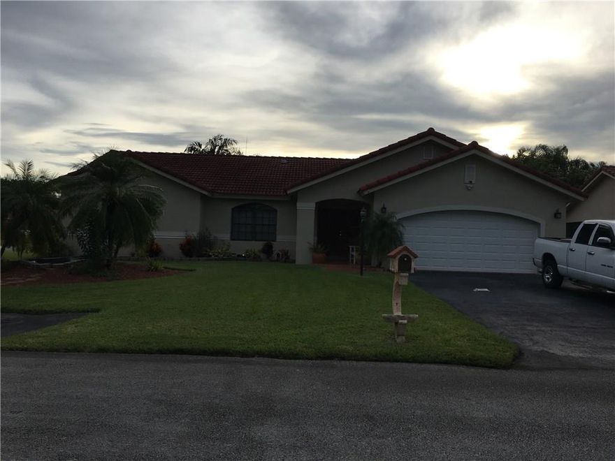Ivanhoe 4/3 Split Home on a Corner Lot.  Upgraded kitchen, brand new flooring in 4th bedroom.  Good size screened in patio.  Security cameras around the house. Nice family community with great schools.
