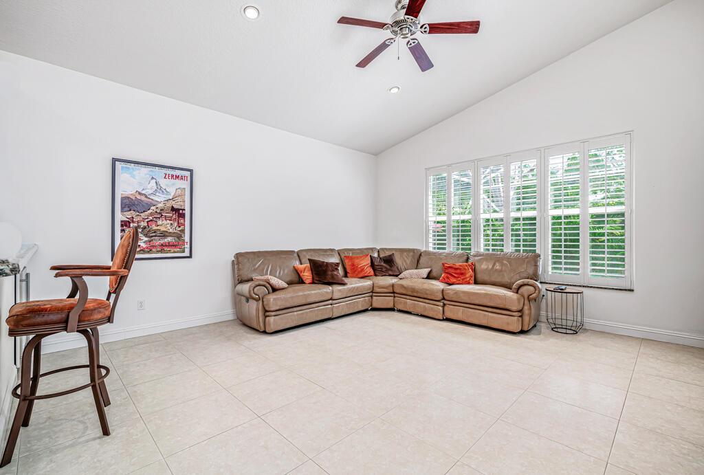 VALENCIA SHORES - Residential