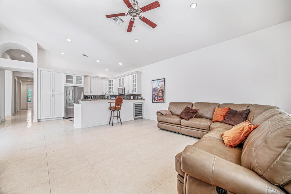 VALENCIA SHORES - Residential