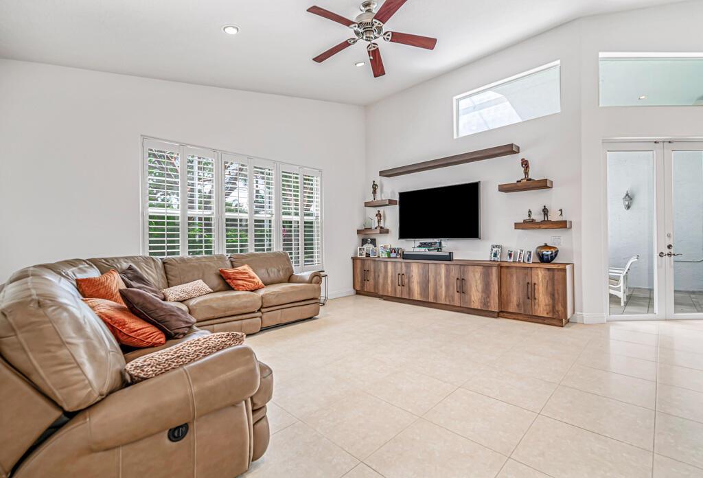 VALENCIA SHORES - Residential