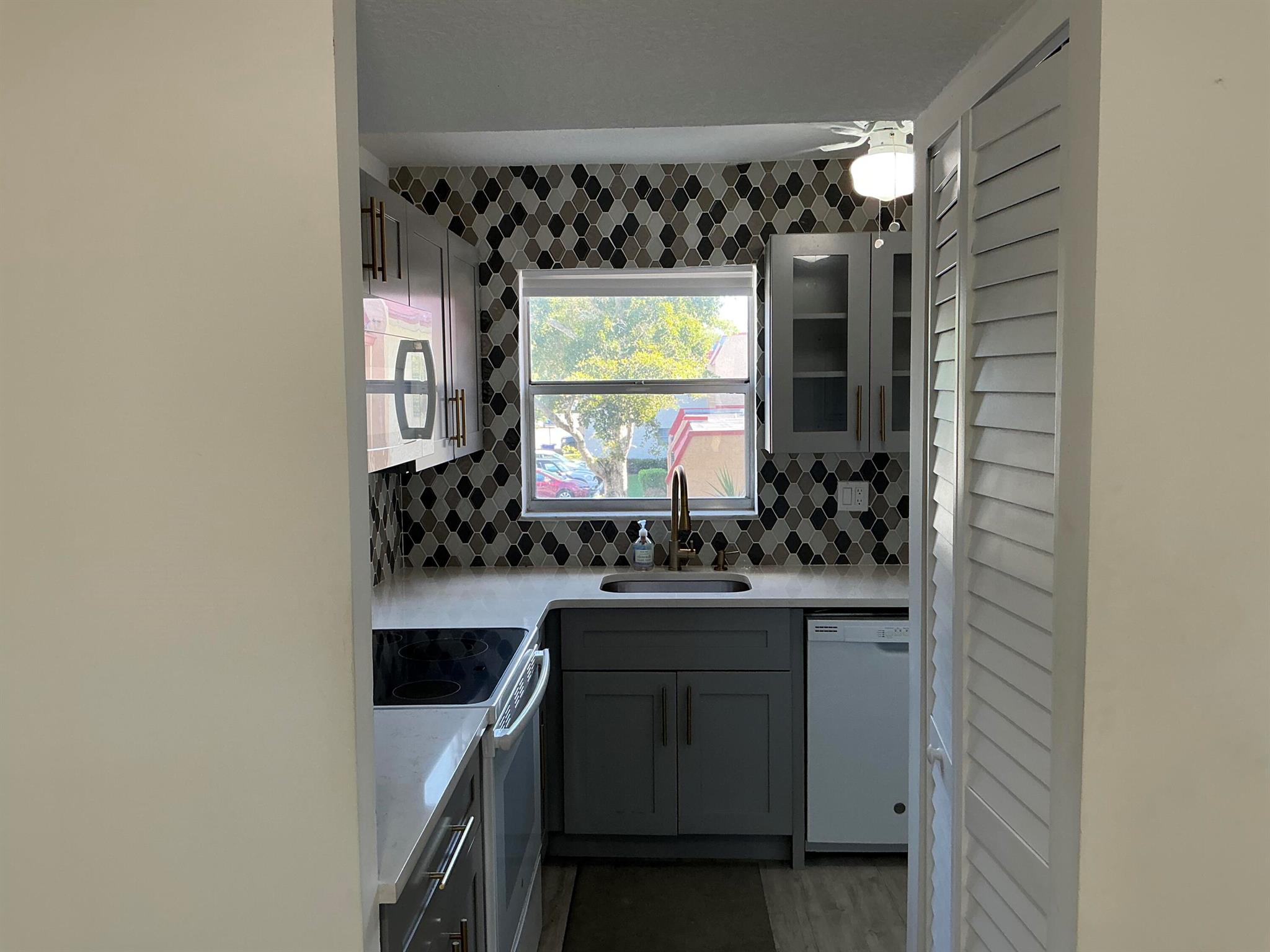 GOLDEN LAKES VILLAGE COND - Residential