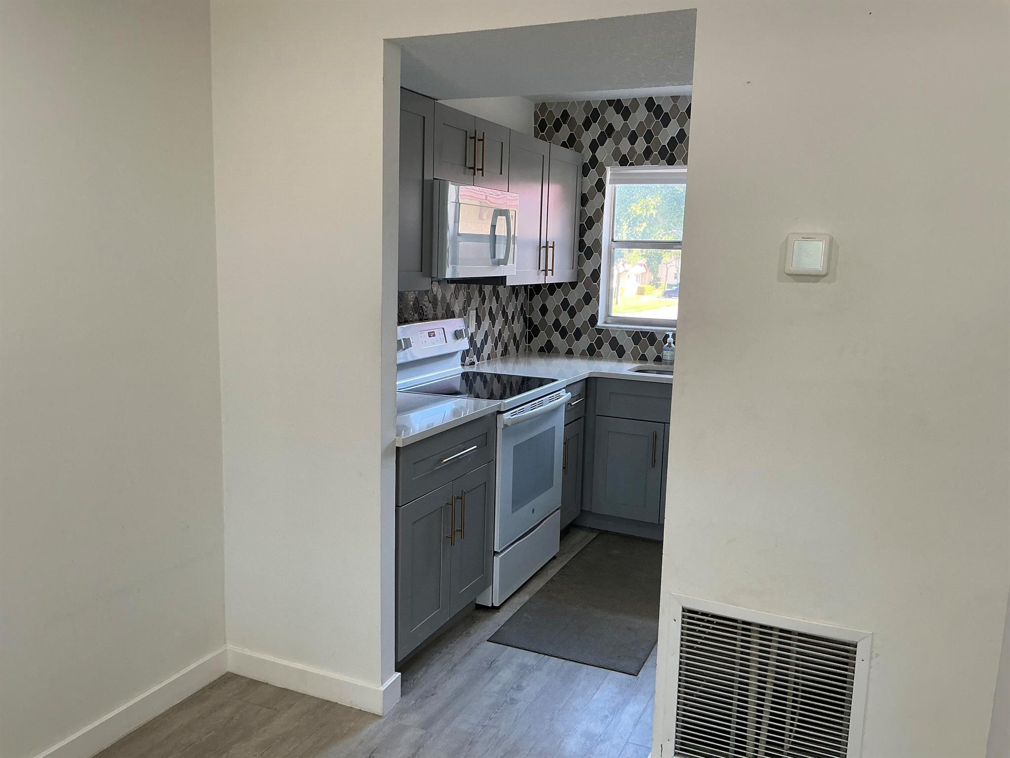 GOLDEN LAKES VILLAGE COND - Residential