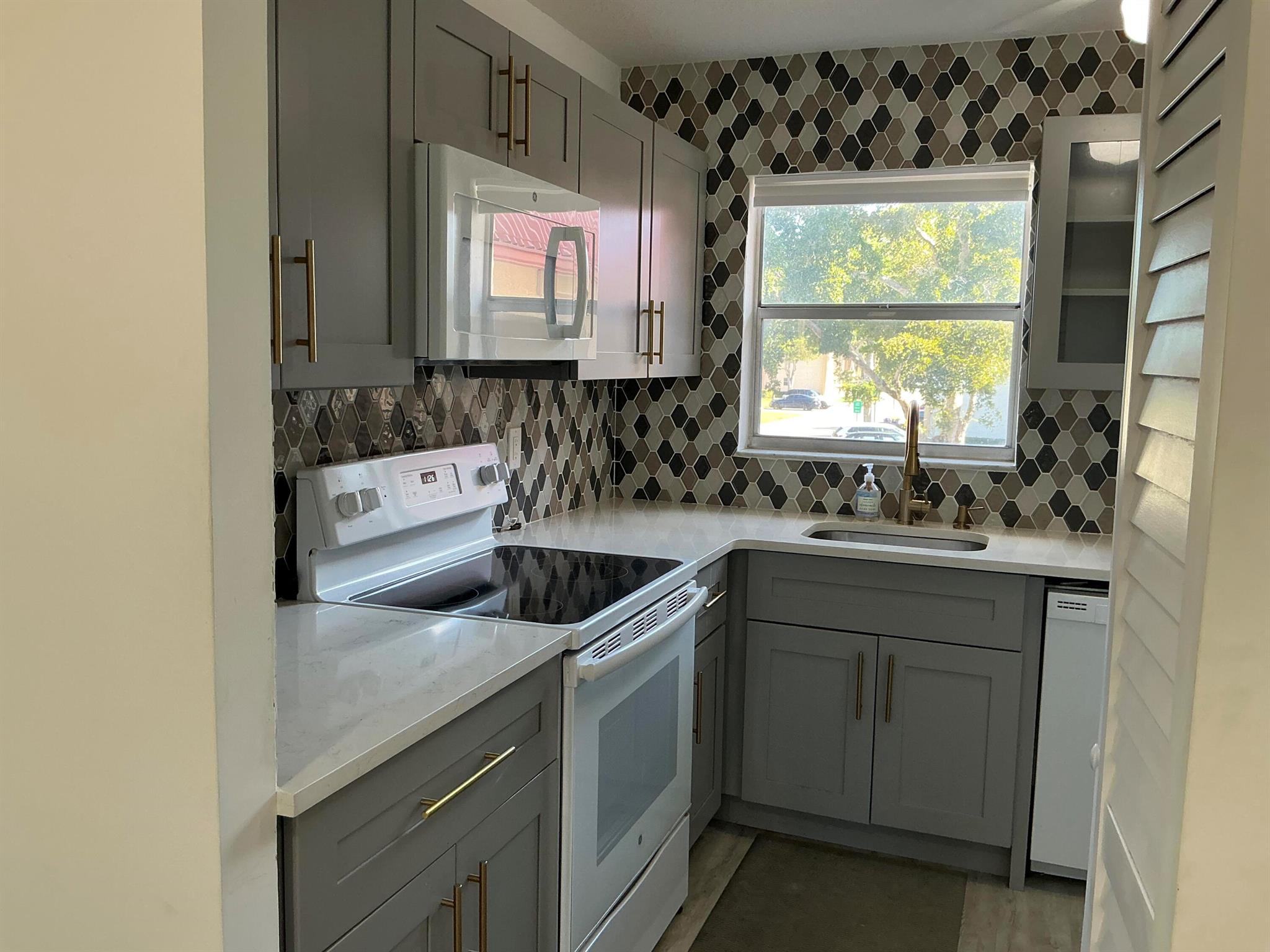 GOLDEN LAKES VILLAGE COND - Residential