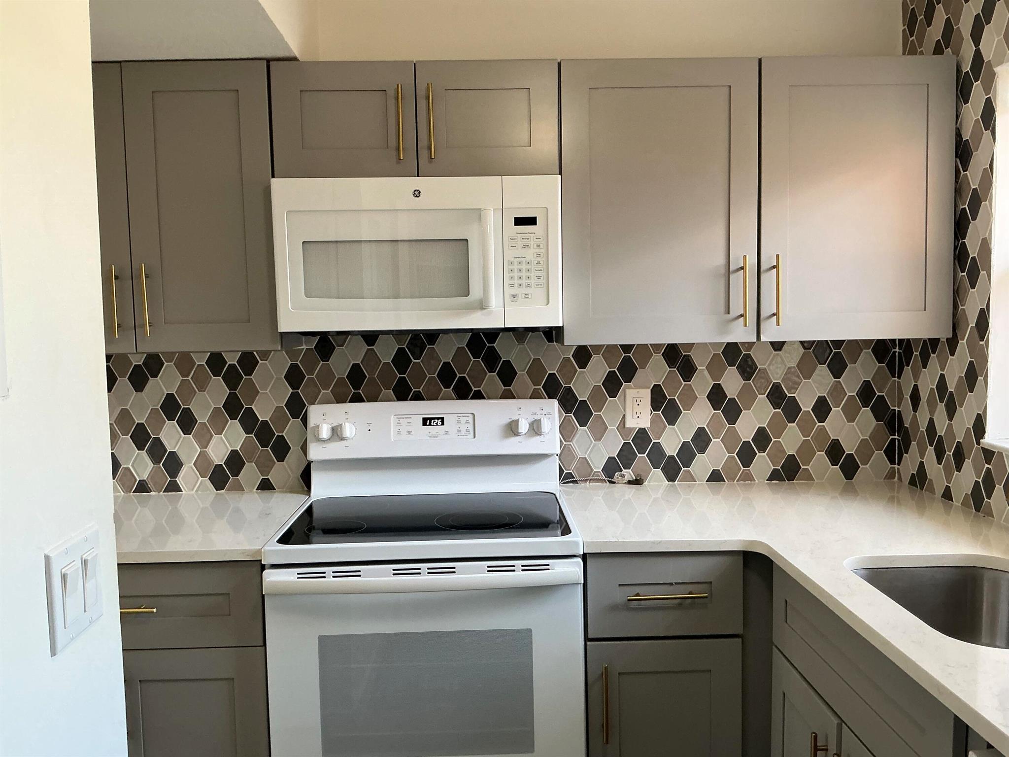 GOLDEN LAKES VILLAGE COND - Residential