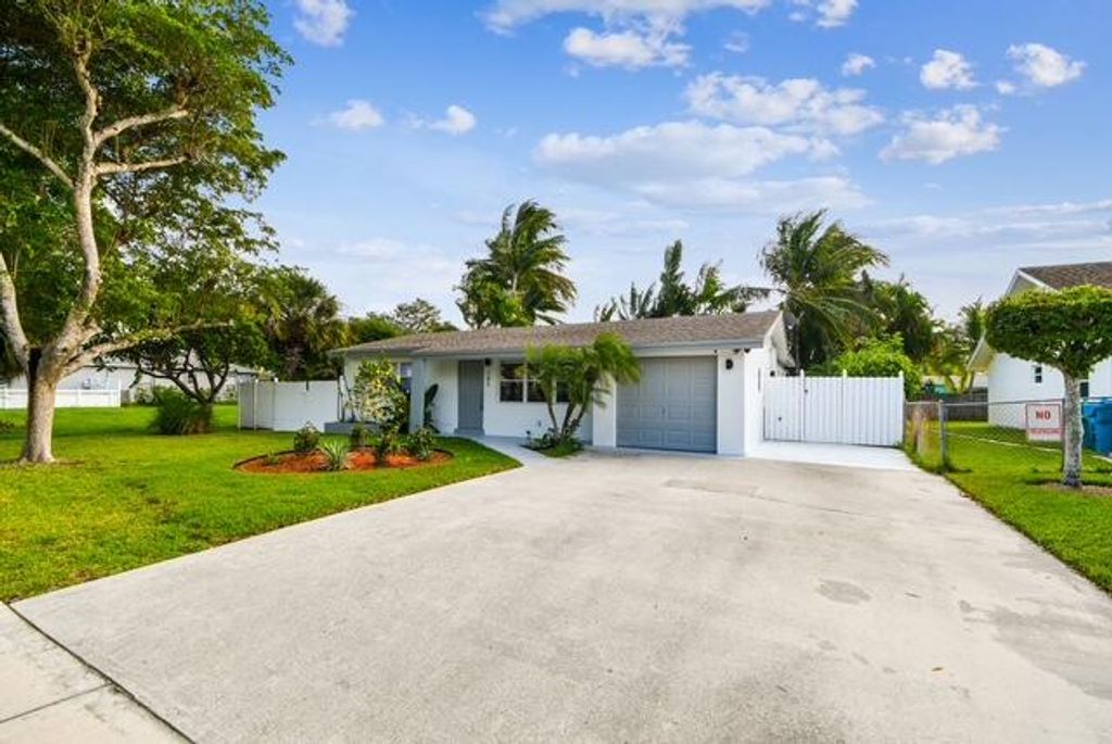 Photo of 702 NE 10th Avenue, Boynton Beach, FL 33435 (MLS # R11158985)