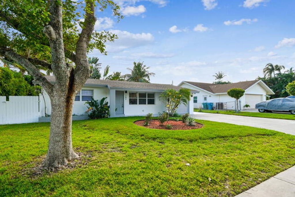 Photo of 702 NE 10th Avenue, Boynton Beach, FL 33435 (MLS # R11158985)