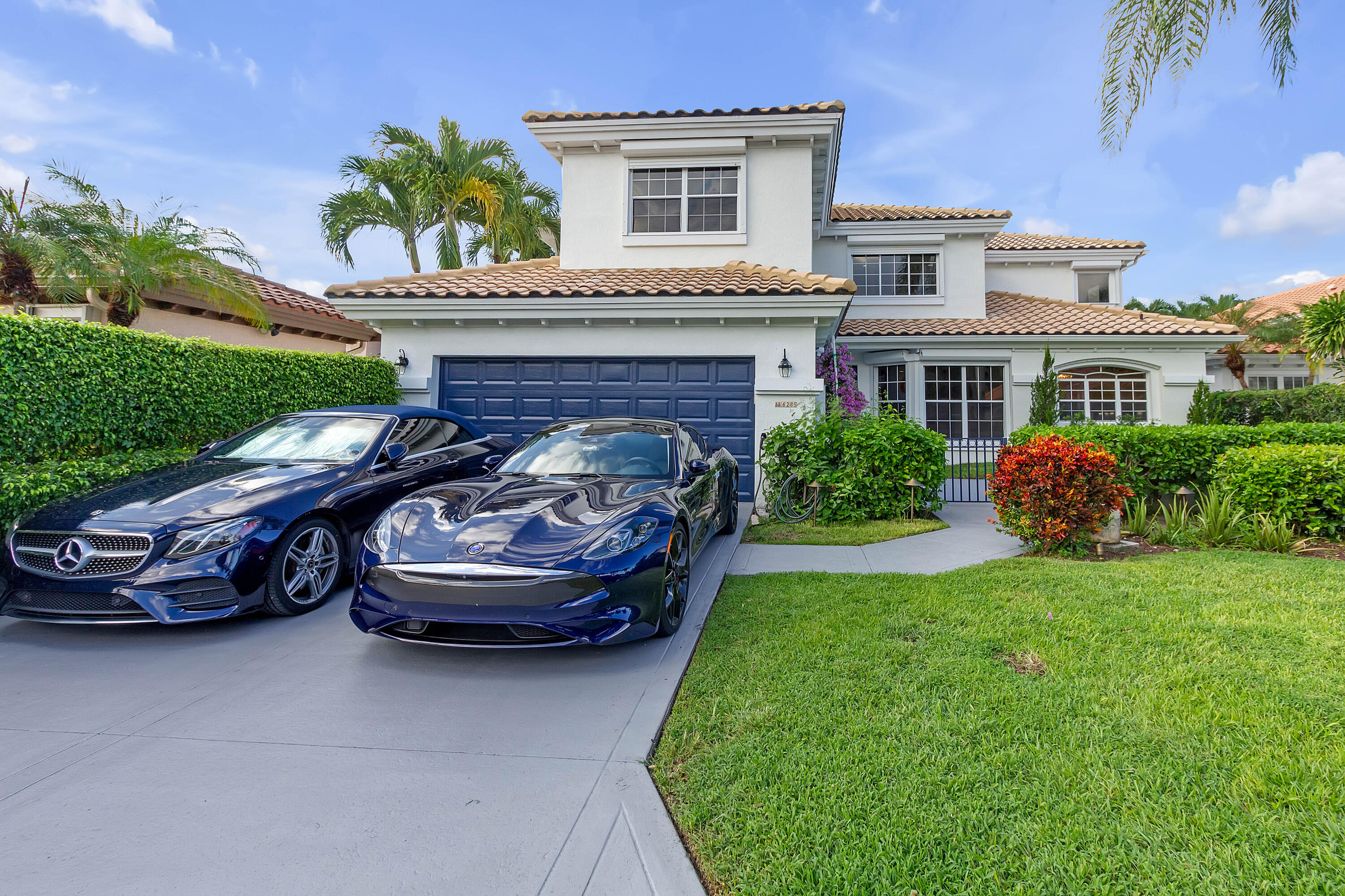 Don't miss this rare 6‑bedroom lakefront home in a prime location--walking distance to top‑rated schools and shopping. Newly renovated with high‑end finishes. Features a safe room rated to withstand 350 MPH winds, a luxurious main‑level master suite, plus a private second master upstairs. Soaring vaulted ceilings, a huge gourmet kitchen, and expansive living areas flow to a screened pool and patio with serene lake views. This is the one you've been waiting for!