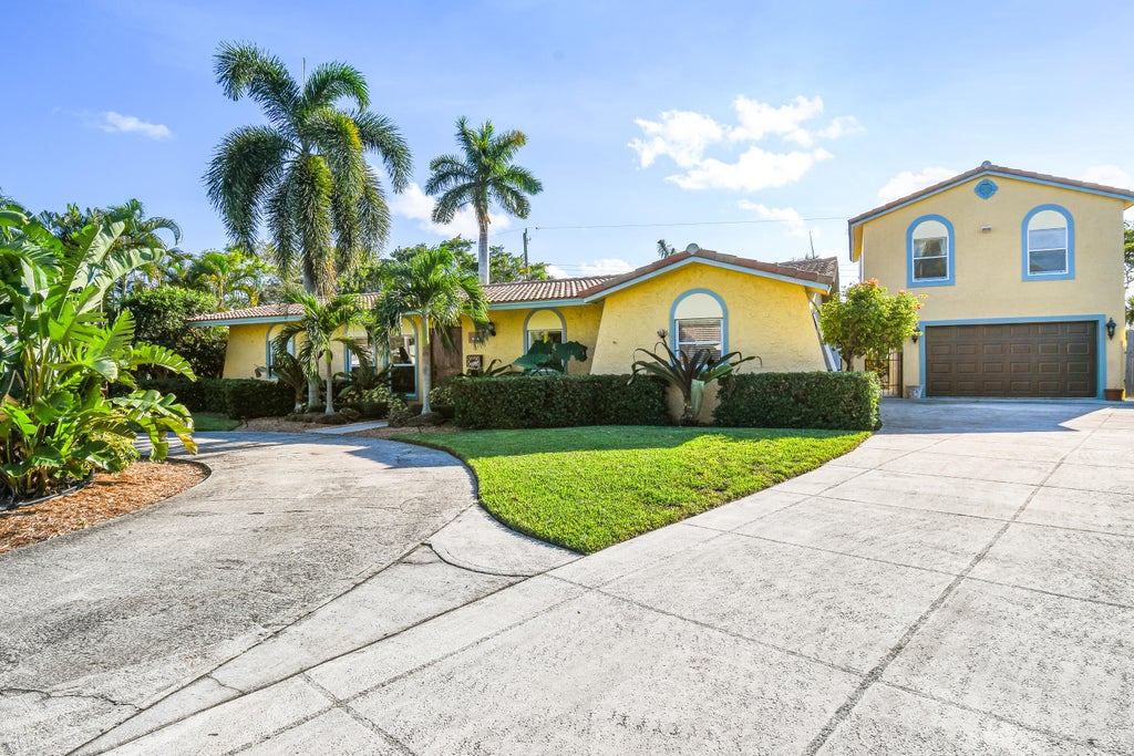 Photo of 977 Laurel Rd, North Palm Beach, FL 33408 (MLS # R10907187)