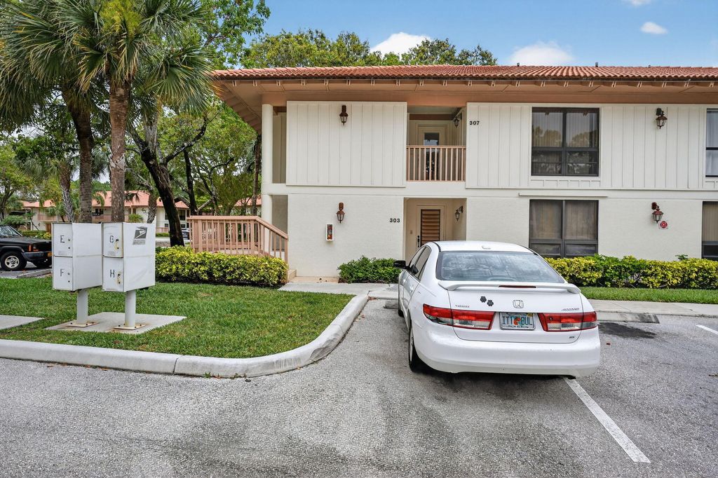 Photo of 307 Brackenwood Circle, Palm Beach Gardens, FL 33418 (MLS # B26012574)