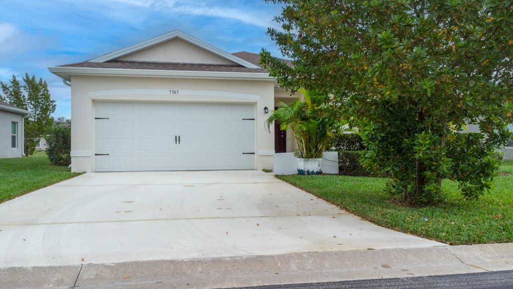 Photo of 5365 Oakland Lake Circle, Fort Pierce, FL 34951 (MLS # R10952800)