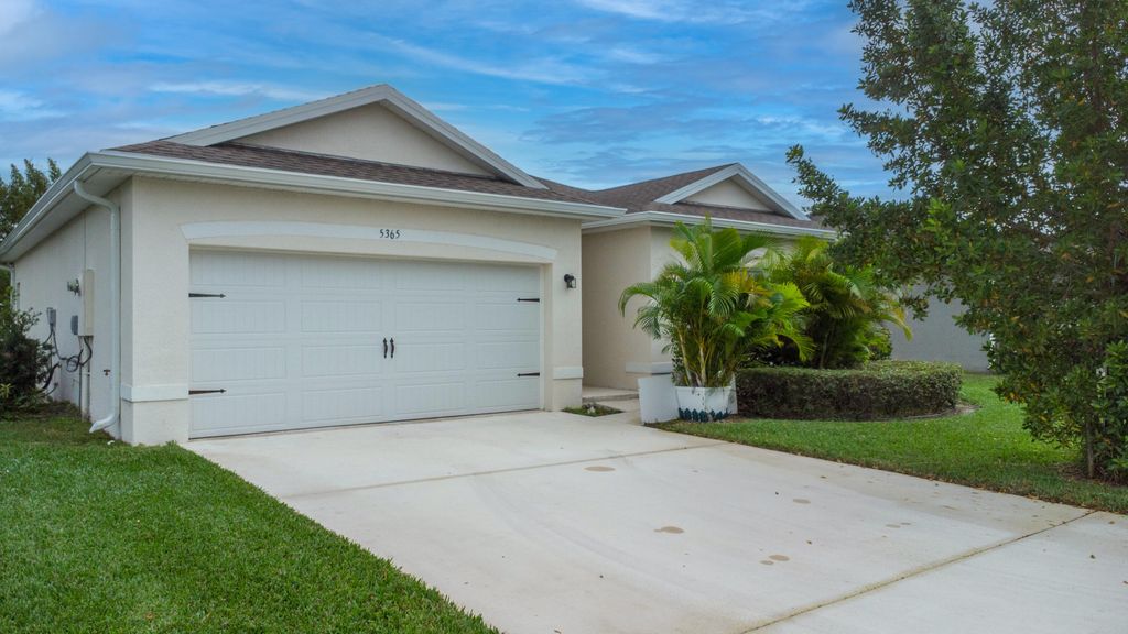 Photo of 5365 Oakland Lake Circle, Fort Pierce, FL 34951 (MLS # R10952800)