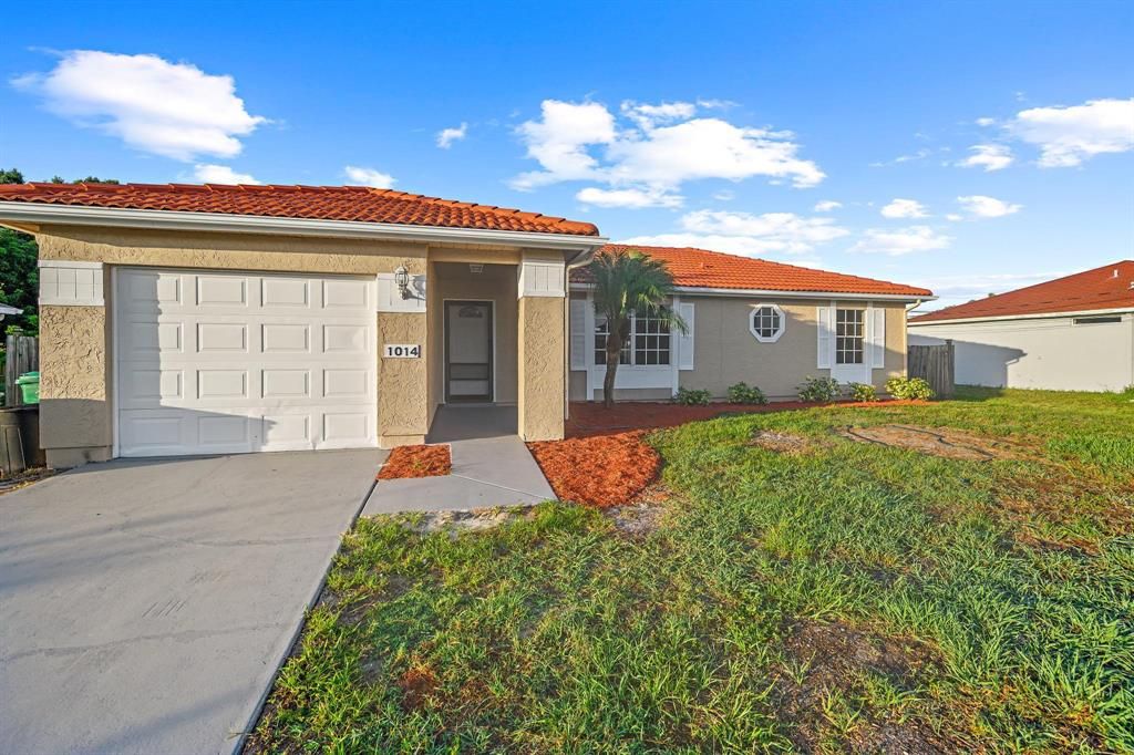 Photo of 1014 SW Barbarosa Avenue, Port Saint Lucie, FL 34953 (MLS # R10724408)