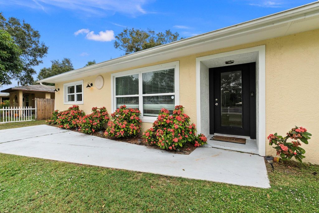 Photo of 7508 Santa Barbara Drive, Fort Pierce, FL 34951 (MLS # R10939476)