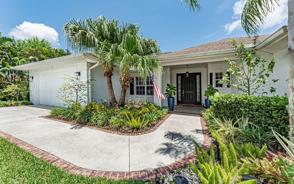 Photo of 900 White Tail Avenue SW, Vero Beach, FL 32968 (MLS # R11122682)