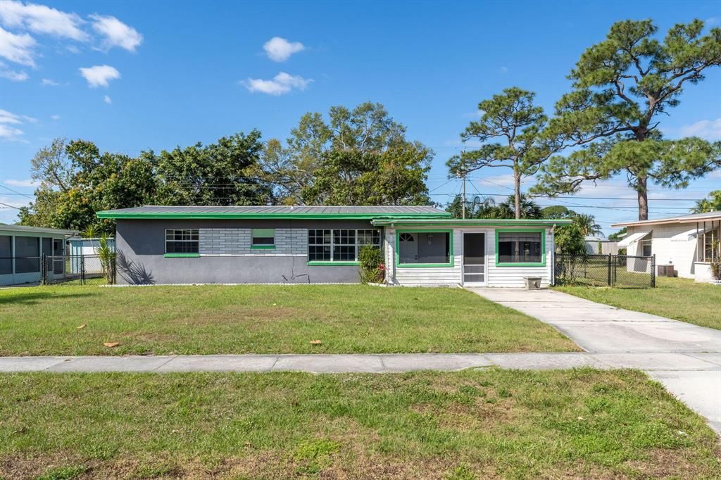 Photo of 120 Ne Entrada Avenue, Port St Lucie, FL 34952 (MLS # R10874842)