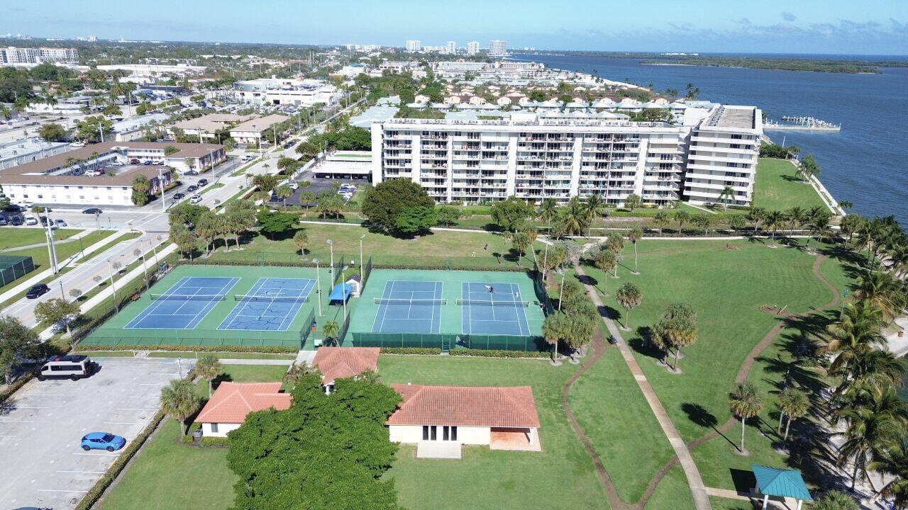 LAKE HARBOUR TOWERS CONDO - Residential