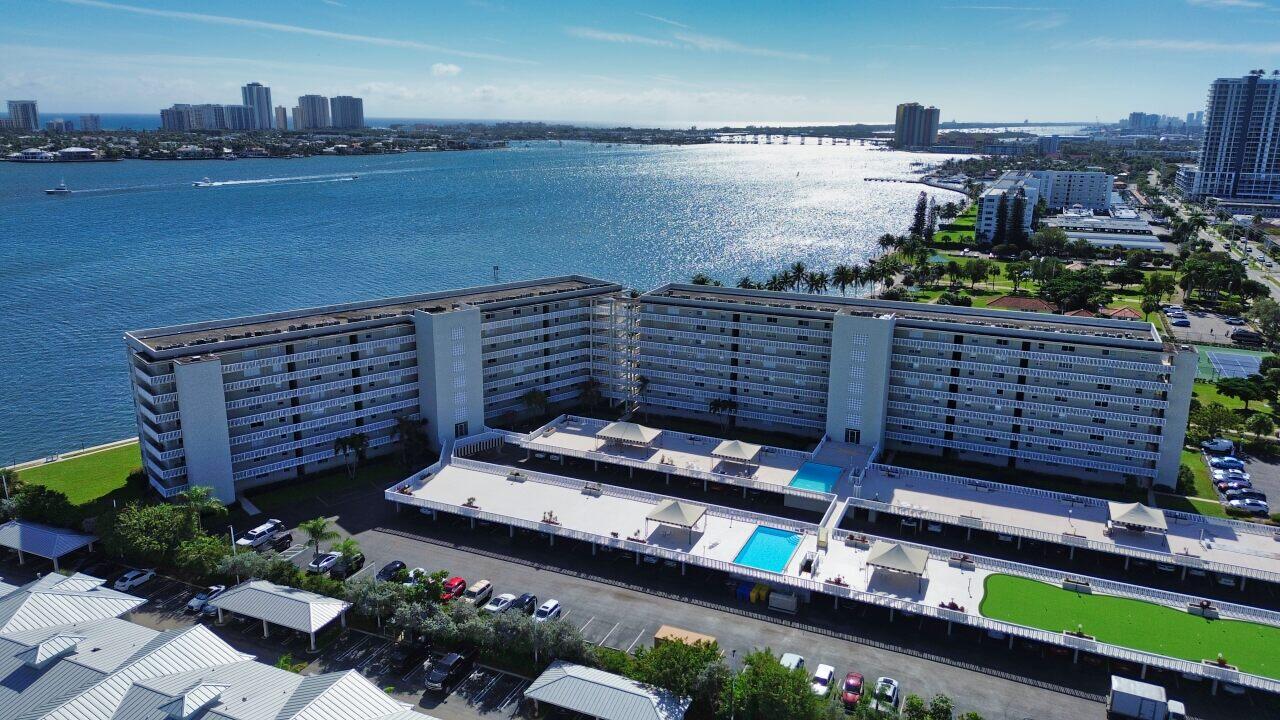 LAKE HARBOUR TOWERS CONDO - Residential