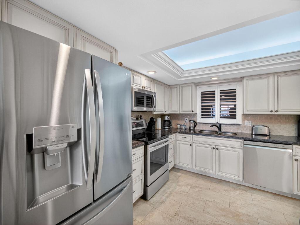 LAKE HARBOUR TOWERS CONDO - Residential