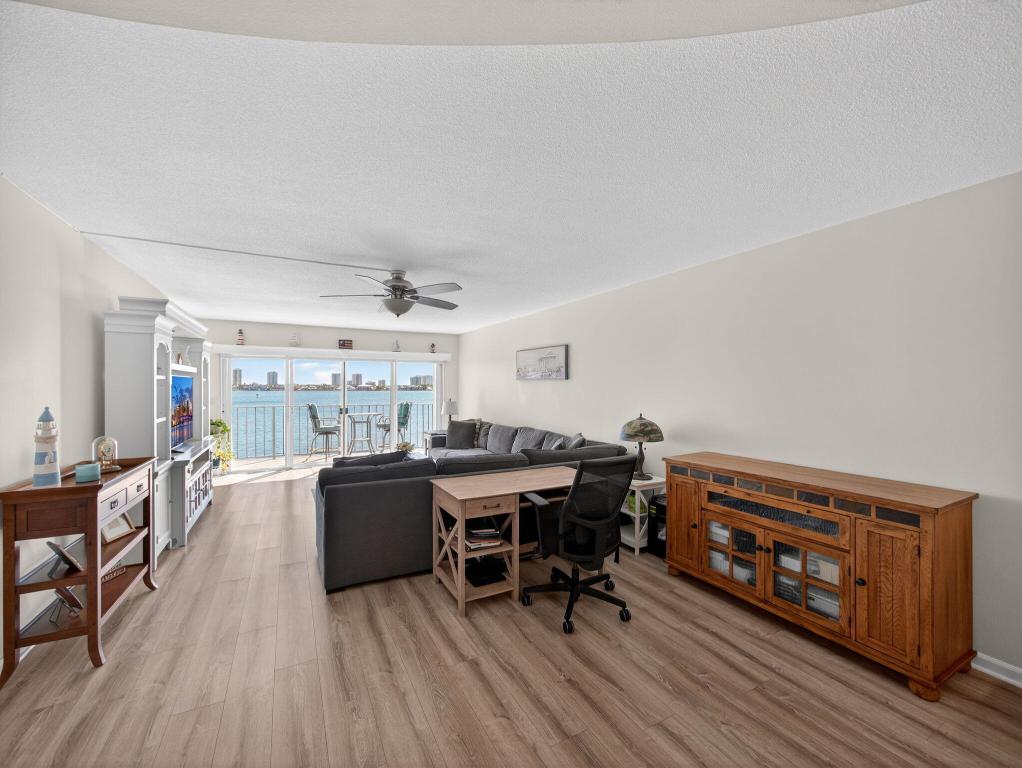 LAKE HARBOUR TOWERS CONDO - Residential