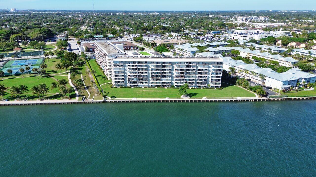 LAKE HARBOUR TOWERS CONDO - Residential