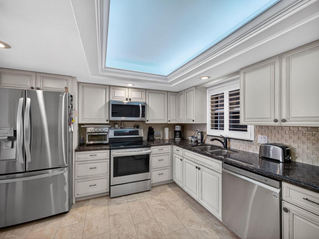 LAKE HARBOUR TOWERS CONDO - Residential