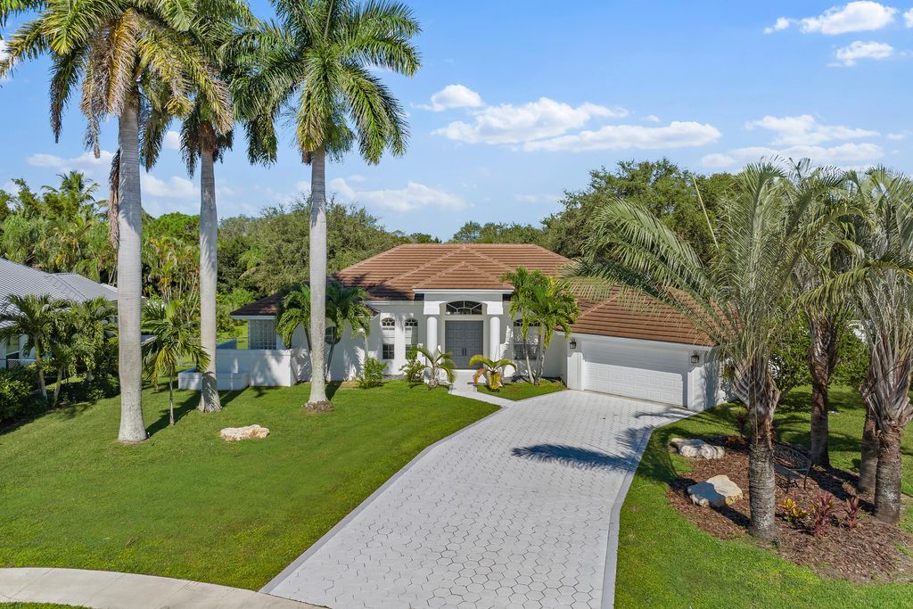 Photo of 18622 Lakeside Gardens Drive, Jupiter, FL 33458 (MLS # R10930262)