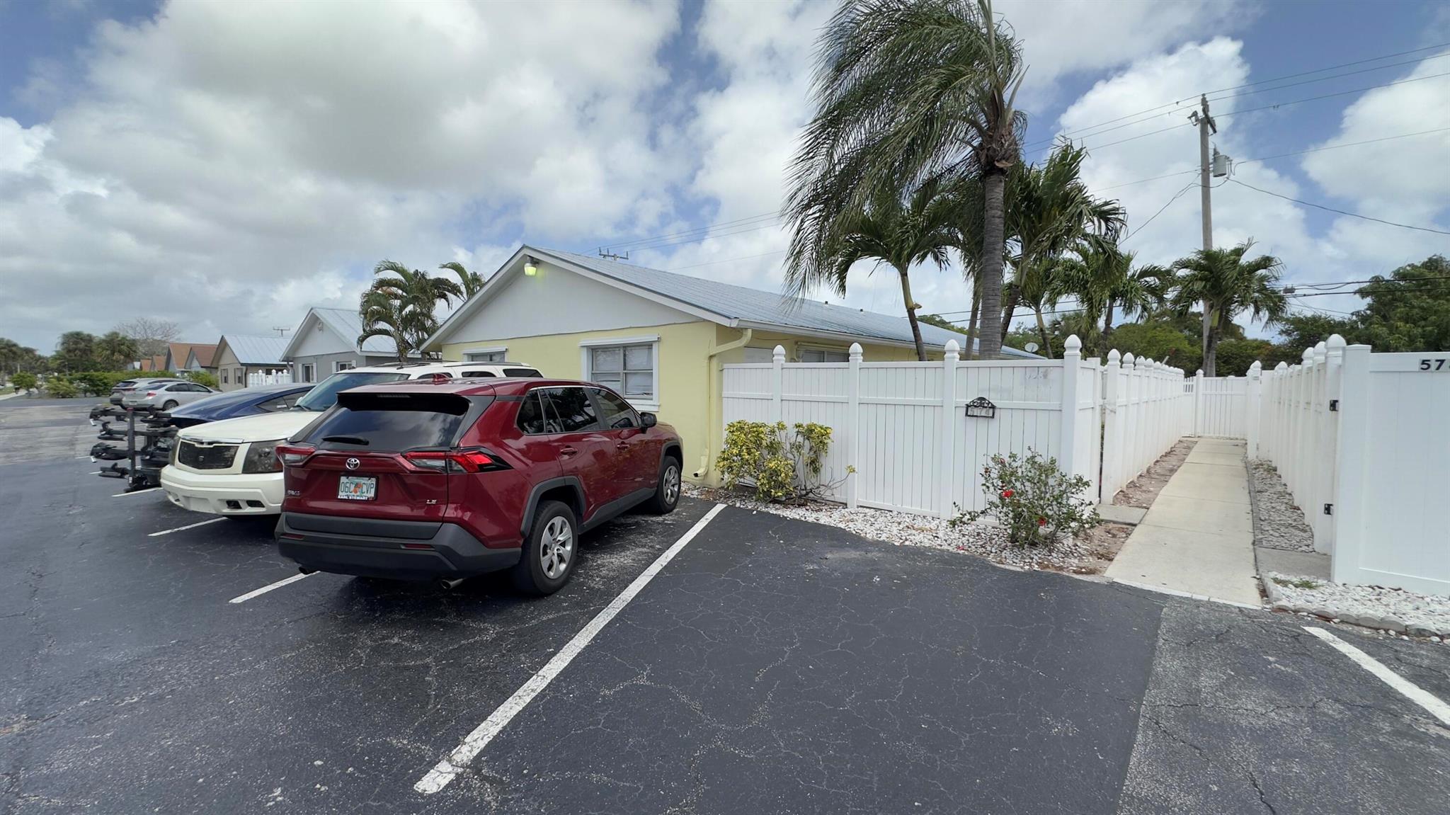 UPDATED DUPLEX OFFERING 950 SQ FT TWO BEDROOMS ONE AND A HALF BATHS. TILE FLOORING THROUGHOUT. WASHER / DRYER IN UNIT. KITCHEN WITH GRANITE COUNTERTOPS AND WHITE CABINETRY. CONVENIENTLY LOCATED NEAR SHOPPING, DINING, ENTERTAINMENT, AND HIGHWAYS. NO PETS.