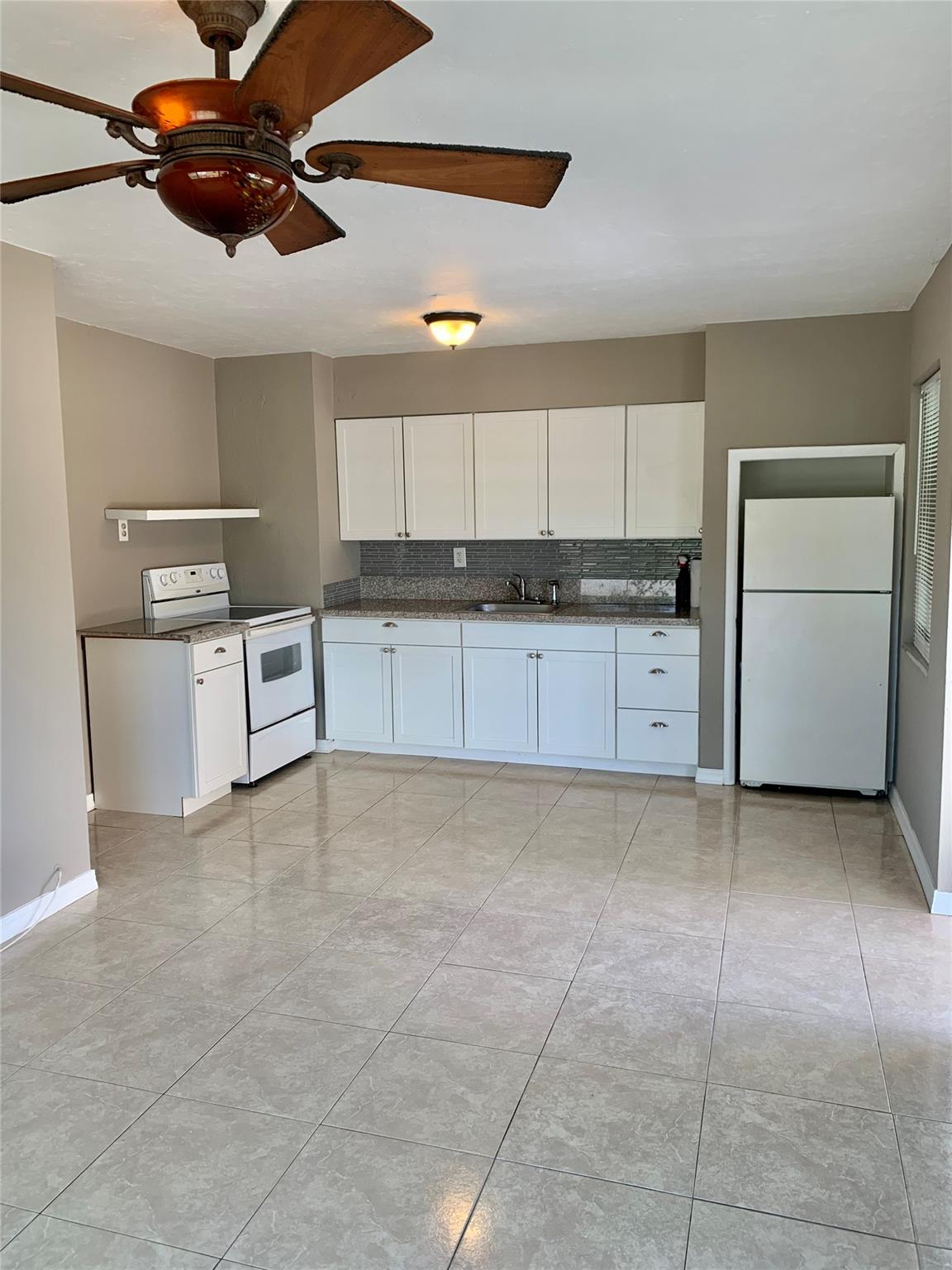 Rare opportunity to rent two bedroom apartment in duplex east of federal. It feels like a home with a big enclosed patio. Centrally located in quiet residential area. Walking distance to Publix shopping plaza and the beach.
Very clean and bright. Central Ac, tile floor, new kitchen cabinets. Plenty of parking space. Laundry free of charge.