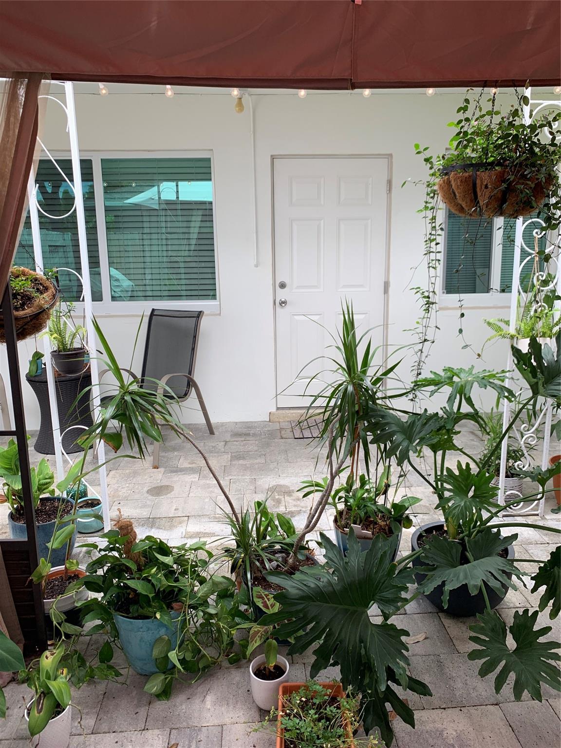Rare opportunity to rent two bedroom apartment in duplex east of federal. It feels like a home with a big enclosed patio. Centrally located in quiet residential area. Walking distance to Publix shopping plaza and the beach.
Very clean and bright. Central Ac, tile floor, new kitchen cabinets. Plenty of parking space. Laundry free of charge.