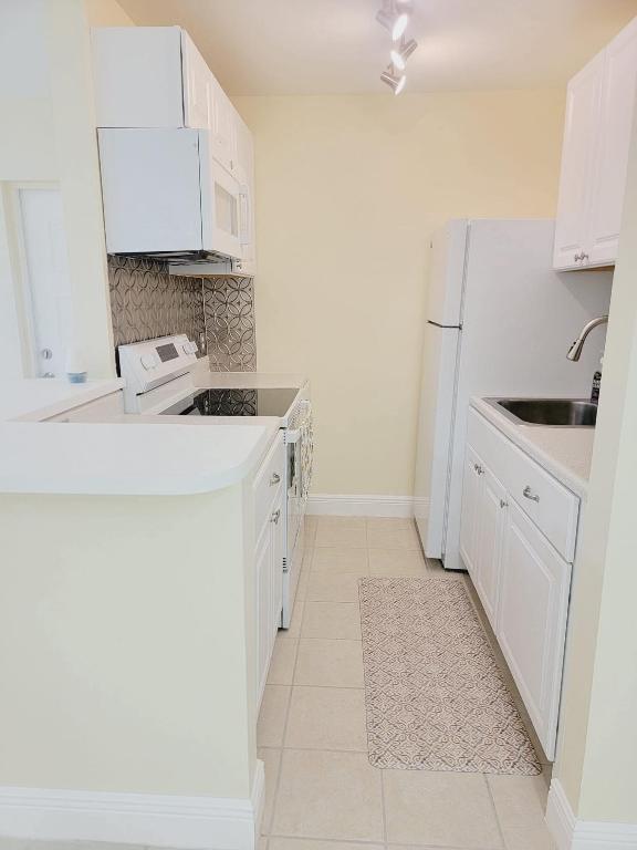 CROSSINGS OF BOYNTON BEACH COND - Residential Lease