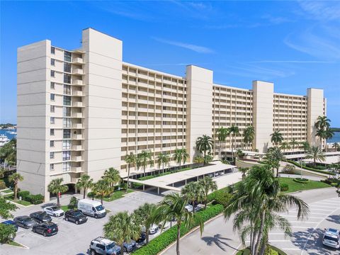 Condominium in North Palm Beach FL 136 Lakeshore Dr Dr.jpg