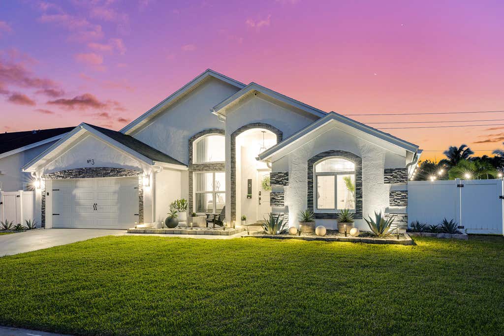 Photo of 3 Meadows Park Lane, Boynton Beach, FL 33436 (MLS # B26024689)