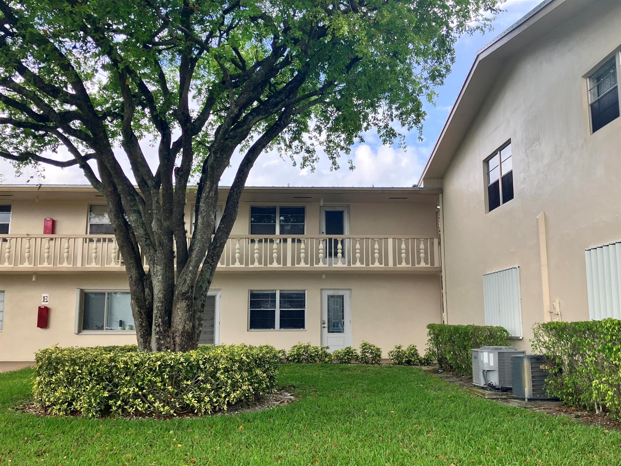 Here is your upstairs Corner unit. 2BR, 1,1/2 bath. Great Location, near clubhouse and Haverhill gate. Rentable after two years. Central A/C is less than one year old. 55+ community with many amenities. Theater, clubhouse, tennis, pools, Transportation, many clubs. Great Retirement community. Don't miss this one. Pet friendly building.
