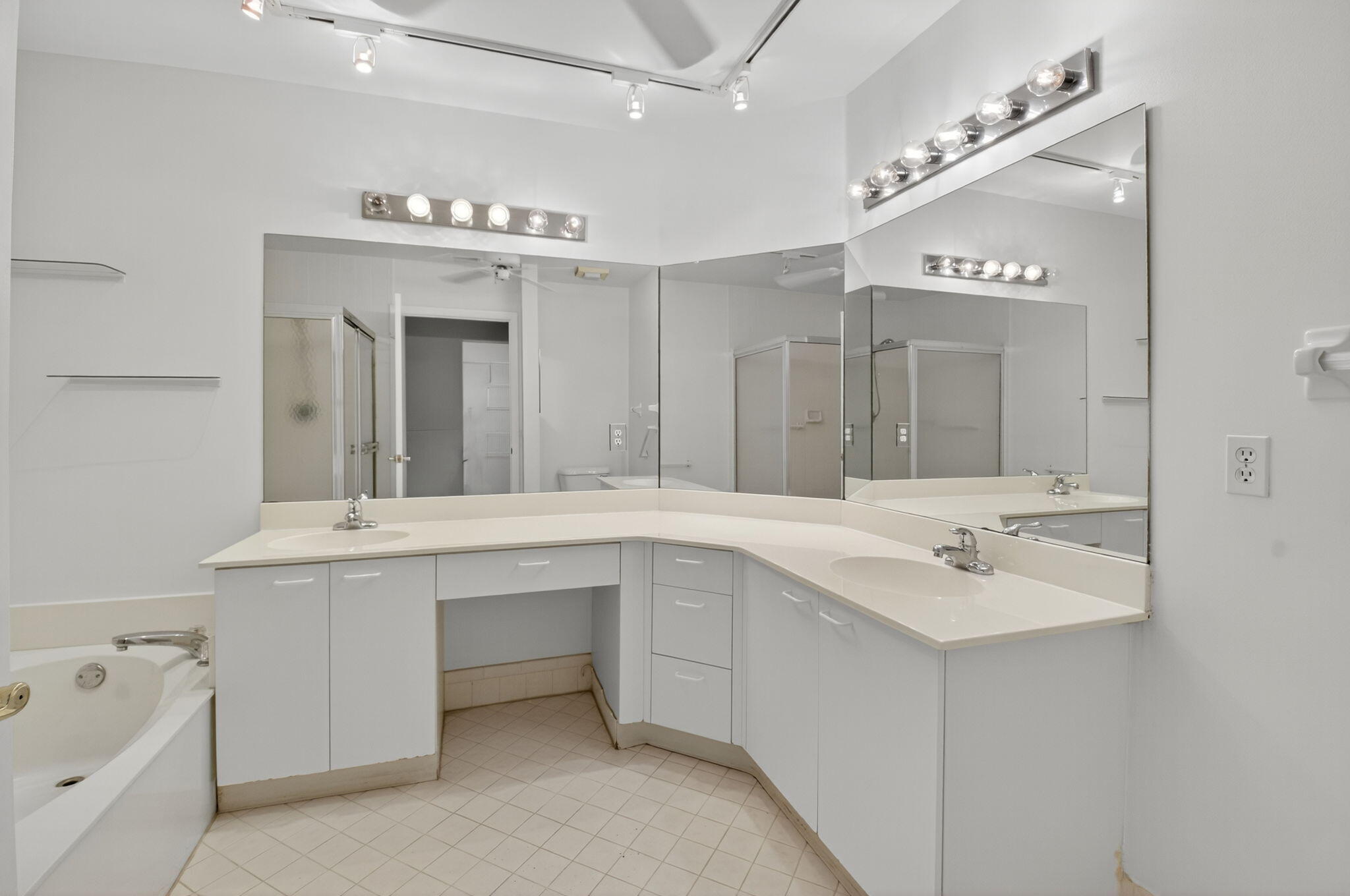 LUCENTE VILLAGE - Residential