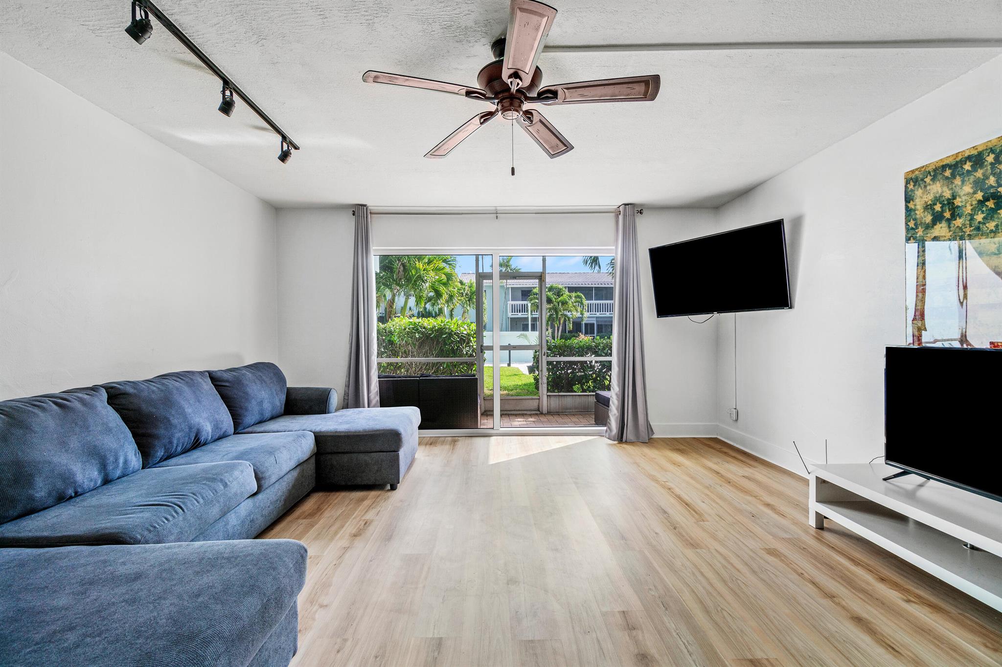 RIVER HOUSE GARDENS CONDO - Residential Lease